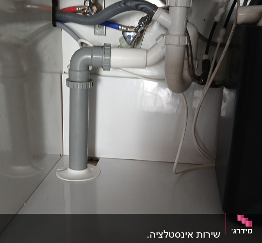 צנרת וסיפון מתחת לכיור מטבח כולל חיבור למדיח כלים